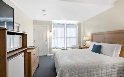 Cozy Queen Retreat | Walk to Beach (304)