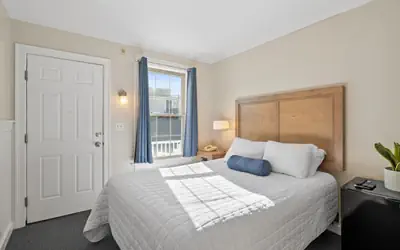 Cozy Queen Room Near Beach & Dining (305)