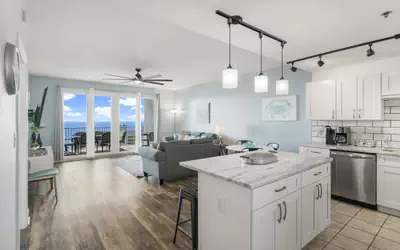 Spectacular 4BD 3BA Beach Condo! Free Beach Chairs! Sleeps 10!