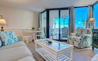 Ground-Floor Beachfront Condo! Pools and Free Beach Chairs