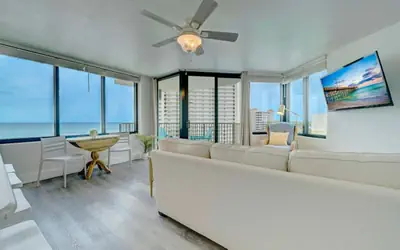 Sunbird Resort: Stunning Fully Remodeled Beachfront Condo! Free Beach Chair Service!