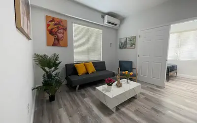 29 Oviedo - APT 3 · Lovely upstairs 2bed/1bath Apt w/parking