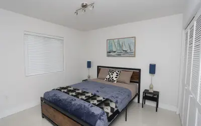 Spacious 2 bed/ 1 bath with parking great location