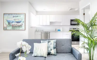 Spacious 1BR – Walk to City Centre + Free Parking