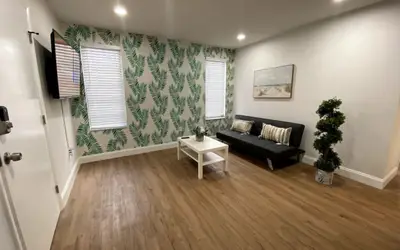 Renovated 2/1 apt w/ parking near Brickell Center