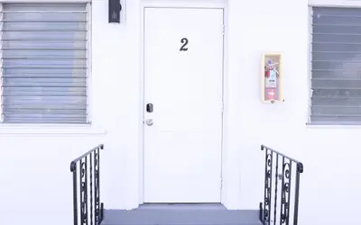 Lovely private studio with patio & parking