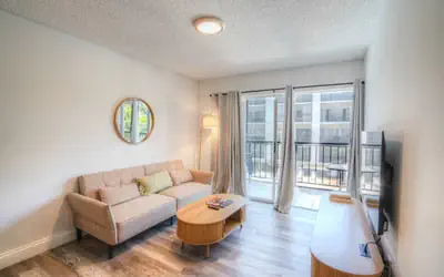 2 bed/2bath apt near beach w/pool & parking