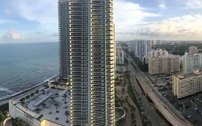 Hyde Beach Resort New Apart with view to the beach