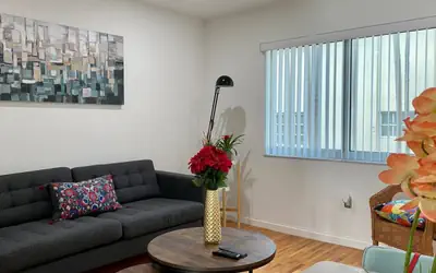 Beautiful and renovated 2bdrm great location w/free parking