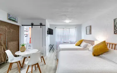 Pineapple Shores Retro Inn 1