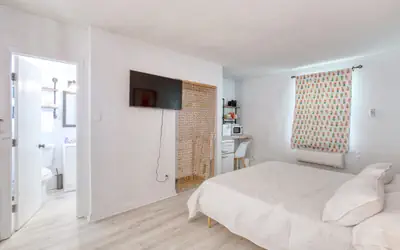 Pineapple Shores 11 Retro Inn