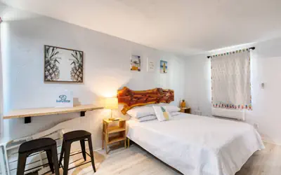 Pineapple Shores Retro Inn 10