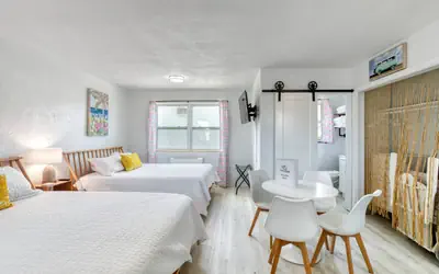 Pineapple Shores Retro Inn 2