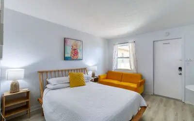 Pineapple  6 Shores Retro Inn Queen Studio Unit 6