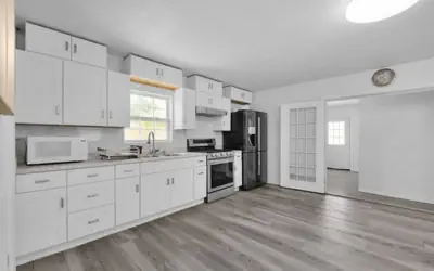 Beachfront Bliss: 5BR Home, 4 Mins to Ft Walton Beach!