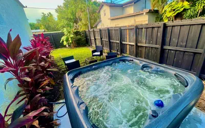 Bahama Mama 2/1 in Las Olas & Holiday Park with Hot Tub!