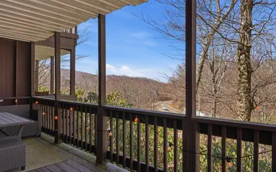 Sugar Mtn Chalet | Near Slopes + Cozy Decks