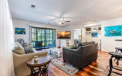 Close to the Beach : Turtle Cove Haven: Your Coastal Escape