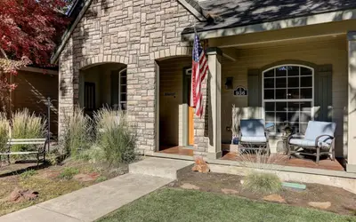 The Sisters Cottage w/ New hot tub