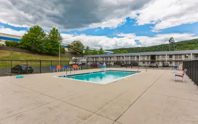 371B) Days Inn I81 king room
