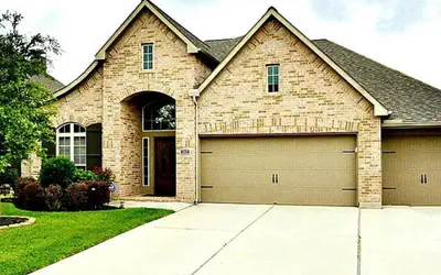 546) Massive 4 bedroom in great neighborhood!