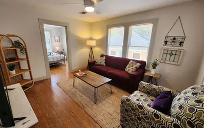 Cute & Quiet Garage Apt Home