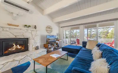 Lakeview Cabin for 8 with Private Hot-Tub and Pet Friendly