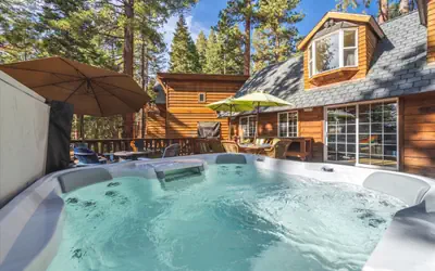 Huge Deck HotTub Close to Ski Private Beach Access
