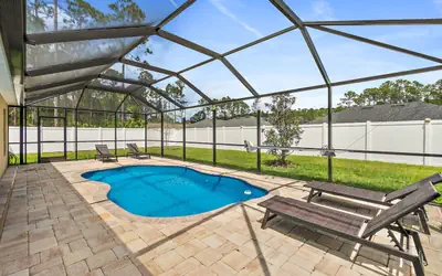 Family Pool Retreat • Sleeps 10 • Near Beach • BBQ