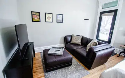 Village Retreat - Free Parking Available!