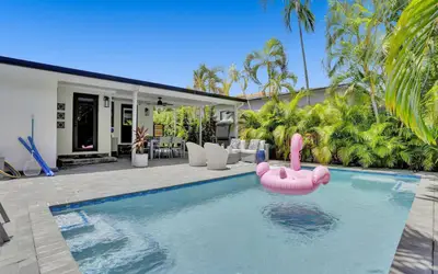 Casa Coral with  Heated Pool & Charcoal BBQ area