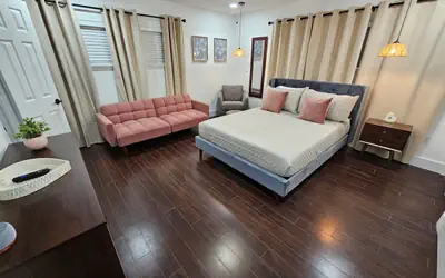 Duplex @College Park Sleeps 15. Close to DT & WP