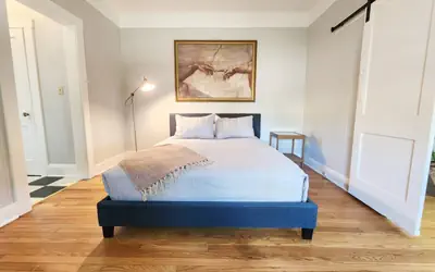 Cozy Vintage Bungalow @Mills50 District