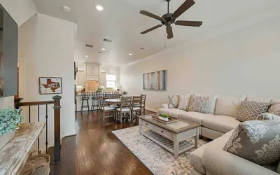 Northgate Nest Cozy & Convenient 2BR 3BA Office Steps from A&M