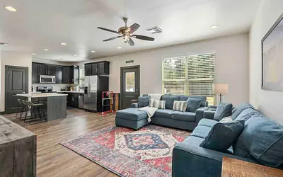 The Spirit: 4 BR/4.5 BA Charming Home, Private Yard