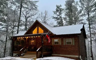 Hollow Tree Hideaway - FREE Ticket for each night of your stay