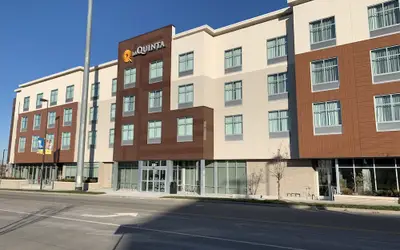 La Quinta Inn & Suites by Wyndham Kansas City Beacon Hill