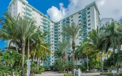 The Tides on Hollywood