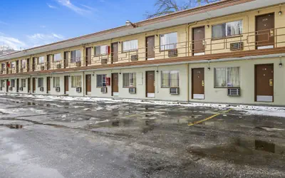 OYO Hotel Downtown Peoria I-74