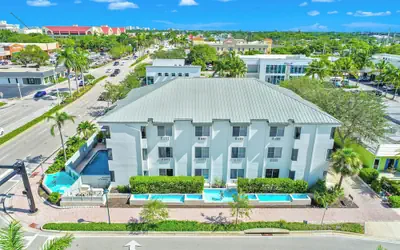 Naples Park Central Hotel