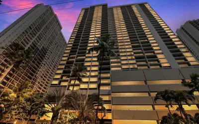 37th Floor Condo with Sweeping Ocean Views & Free parking!