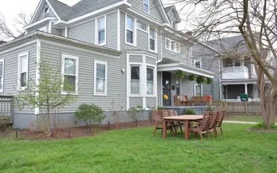 THE 1023 With Private Yard & Parking, Near Falls & Casino by Niagara Hospitality