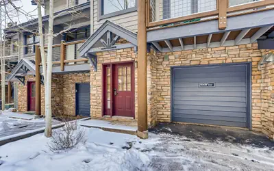 Premiere 2br Townhome - Shuttle To Slopes. Kids Ski Free! 2 Bedroom Condo by RedAwning