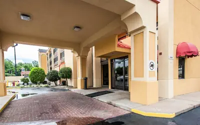 Econo Lodge Inn & Suites Memphis East