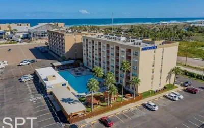 Beach access Condo Nice pool/hot tub area w/bbq 2 Bedroom Home by RedAwning