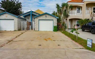 Ground Floor Duplex 1/2 block to Beach BBQ ok 2 Bedroom Home by RedAwning
