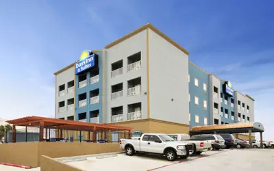 Days Inn & Suites by Wyndham Galveston West/Seawall