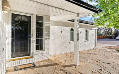 Scandinavian Chic – Hot Tub, Bikes and Lake Life!