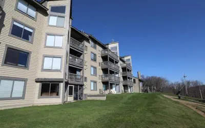 Seven Springs 1 Bedroom Premium Condo, Walking Distance to Slopes by RedAwning