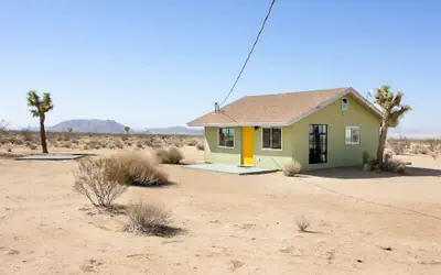 Relax In Style At The Green Jackrabbit - Hot Tub, Record Player 1 Bedroom Home by RedAwning